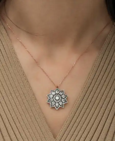 Gümüş Rose Çiçek Desenli Elmas Montür Kolye