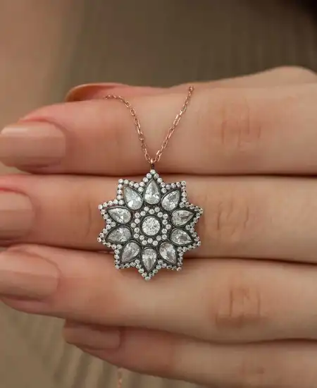 Gümüş Rose Çiçek Desenli Elmas Montür Kolye