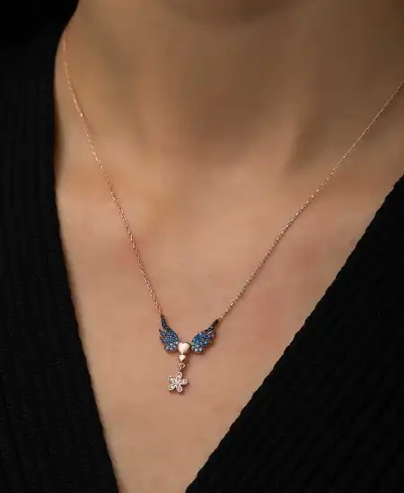 Gümüş Rose Çiçekli Kanatlı Kalpli Kolye