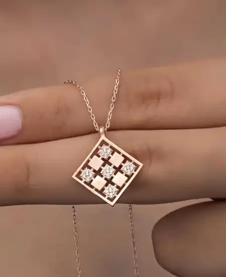 Gümüş Rose Dörtgen Zirkon Taşlı Kadın Kolye