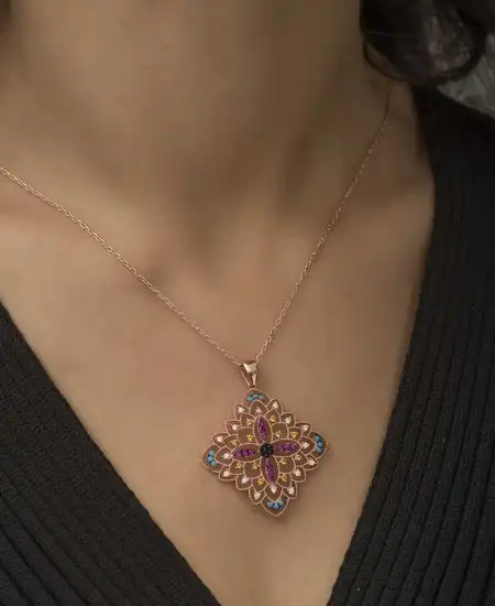 Gümüş Rose Etnik Desenli Madalyon Kolye