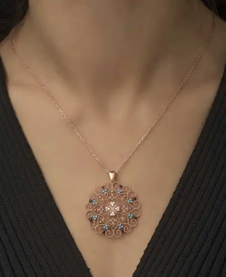 Gümüş Rose Etnik Desenli Madalyon Kolye
