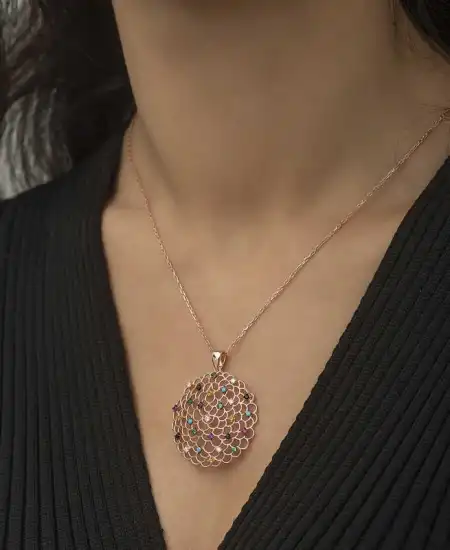 Gümüş Rose Geometrik Desenli Madalyon Kolye