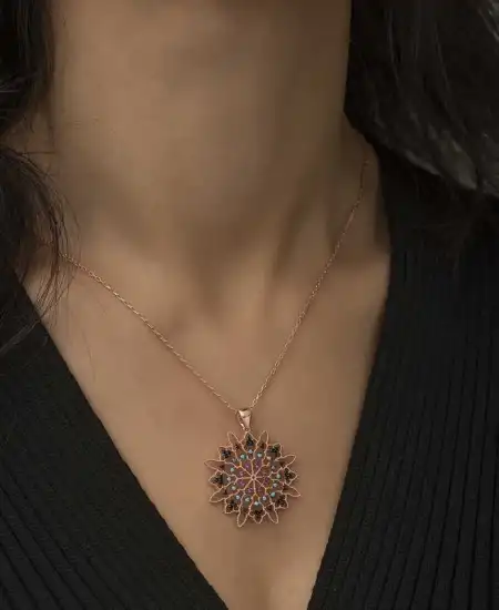 Gümüş Rose Geometrik Desenli Madalyon Kolye