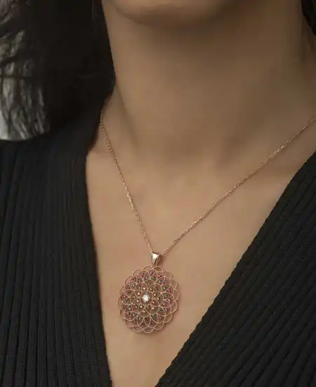 Gümüş Rose Geometrik Desenli Madalyon Kolye