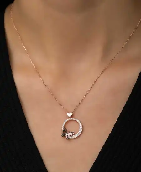 Gümüş Rose Kalpli Kelebek Çemberi Kolye