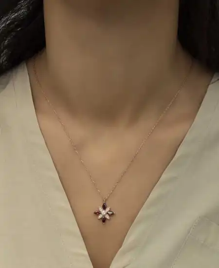 Gümüş Rose Kırmızı Taşlı Umut Çiçeği Kolye