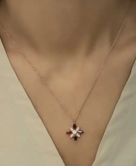Gümüş Rose Kırmızı Taşlı Umut Çiçeği Kolye