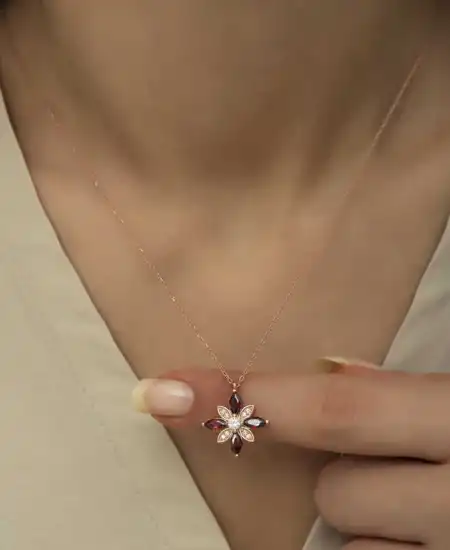 Gümüş Rose Kırmızı Taşlı Umut Çiçeği Kolye
