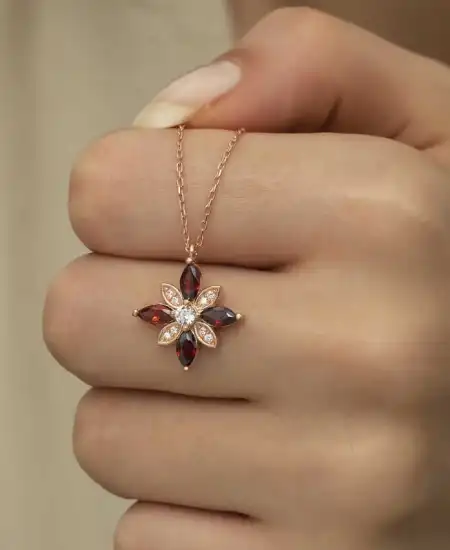 Gümüş Rose Kırmızı Taşlı Umut Çiçeği Kolye