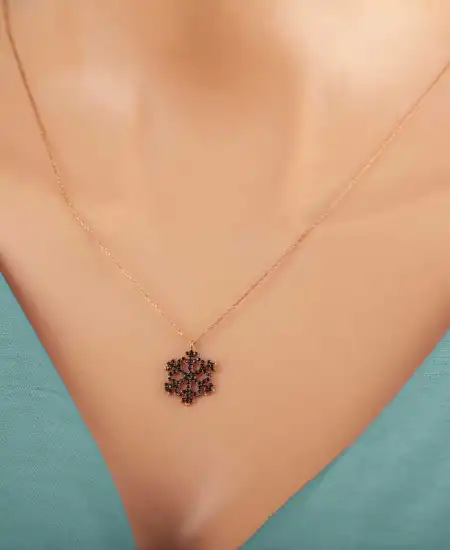 Gümüş Rose Siyah Taşlı Kar Tanesi Kadın Kolye