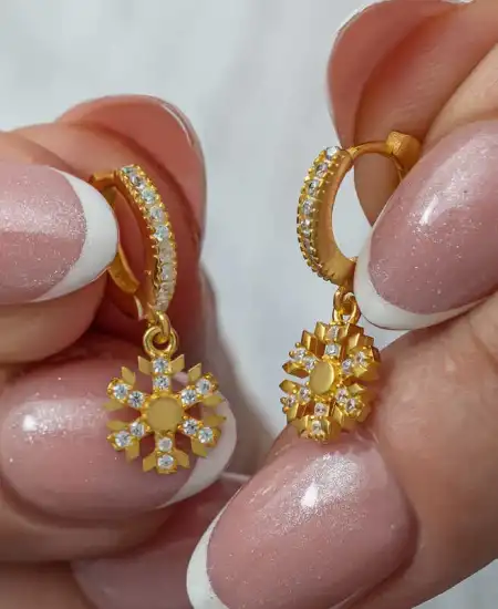 Gümüş Sallantılı Gold Kar Tanesi Kadın Küpe