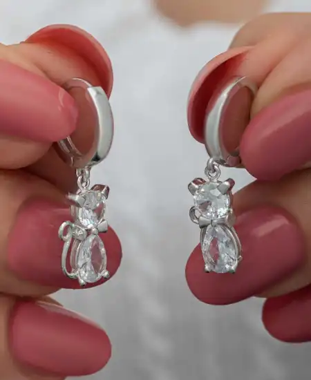 Gümüş Sallantılı Kedi Kadın Küpe