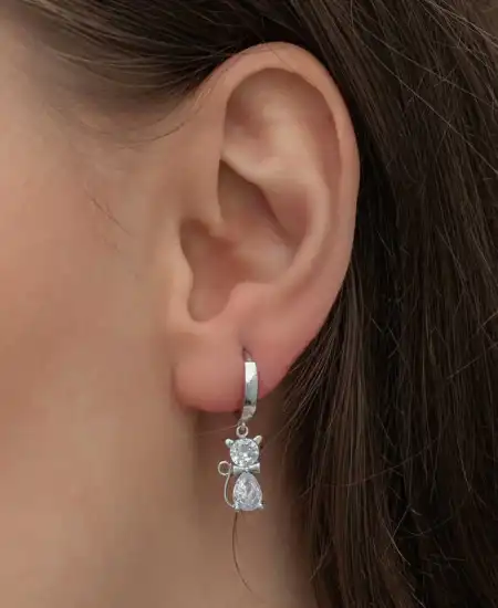 Gümüş Sallantılı Kedi Kadın Küpe