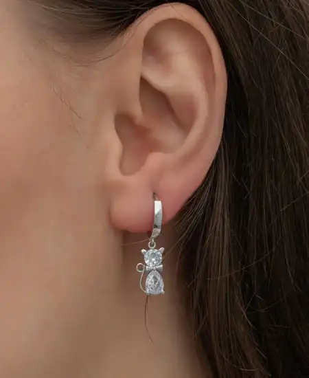 Gümüş Sallantılı Kedi Kadın Küpe