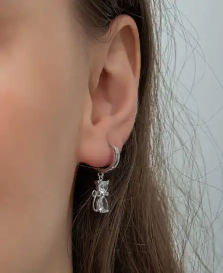 Gümüş Sallantılı Kedi Kadın Küpe