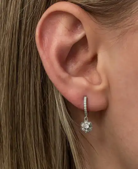 Gümüş Sallantılı Minimal Çiçek Kadın Küpe