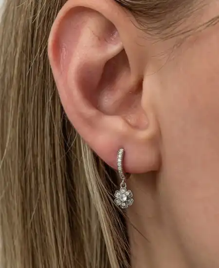 Gümüş Sallantılı Minimal Çiçek Kadın Küpe