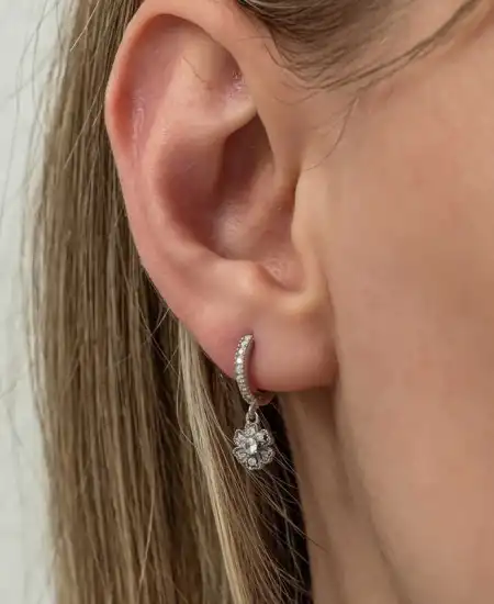 Gümüş Sallantılı Minimal Çiçek Kadın Küpe