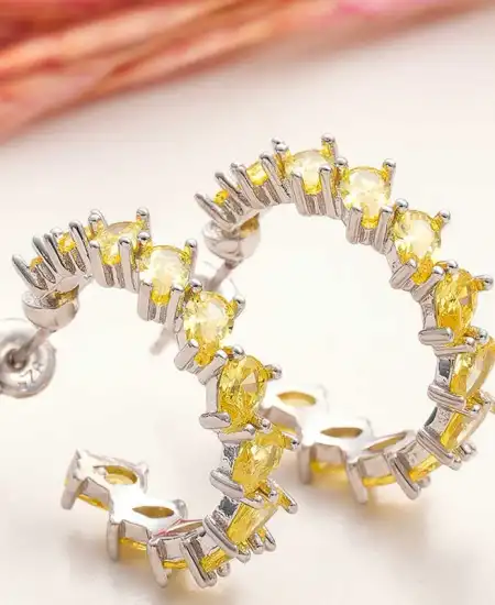 Gümüş Sarı Taşlı Damla Çivili Kadın Küpe