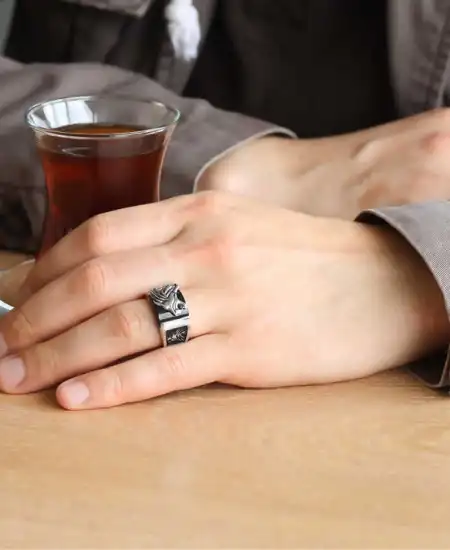 Gümüş Siyah Taşlı Aslan Figürlü Erkek Yüzük