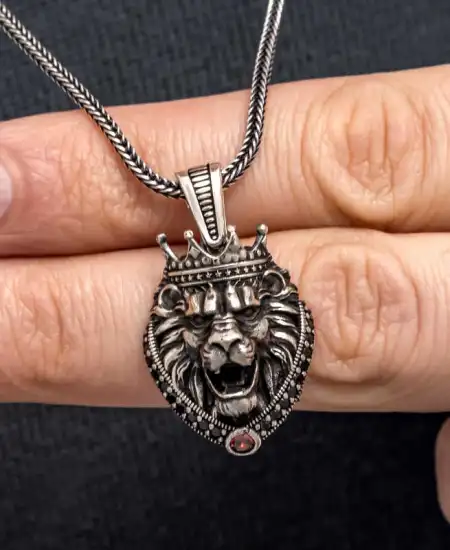 Gümüş Taçlı Aslan Figürlü Erkek Kolye