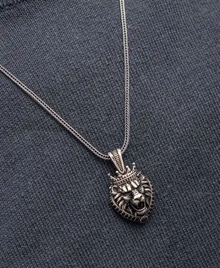 Gümüş Taçlı Aslan Figürlü Erkek Kolye