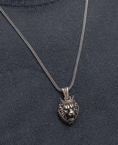 Gümüş Taçlı Aslan Figürlü Erkek Kolye