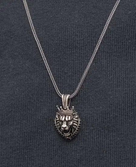 Gümüş Taçlı Aslan Figürlü Erkek Kolye