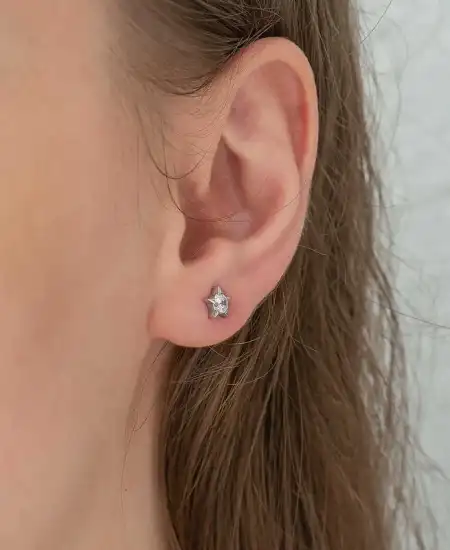 Gümüş Tek Taşlı Yıldız Çivili Bayan Küpe