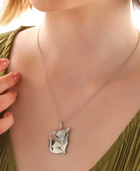 Gümüş Tilki Kadın Kolye