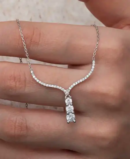 Gümüş Üç Taşlı V Model Kadın Kolye