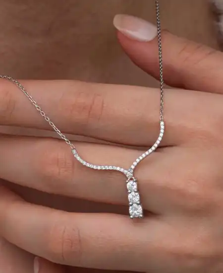 Gümüş Üç Taşlı V Model Kadın Kolye