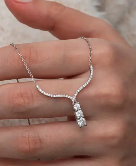 Gümüş Üç Taşlı V Model Kadın Kolye