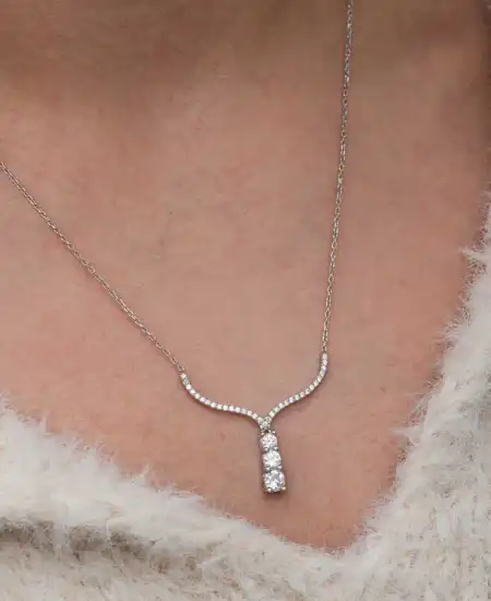 Gümüş Üç Taşlı V Model Kadın Kolye