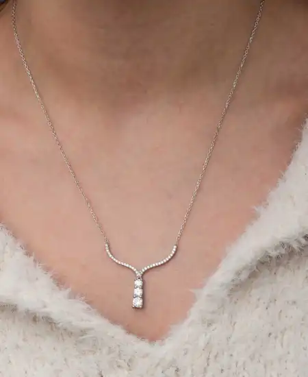 Gümüş Üç Taşlı V Model Kadın Kolye