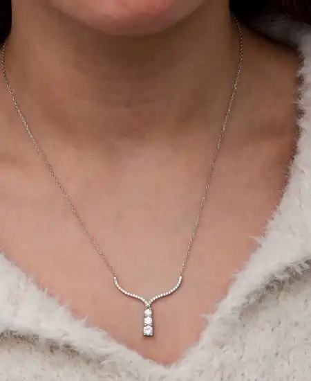 Gümüş Üç Taşlı V Model Kadın Kolye
