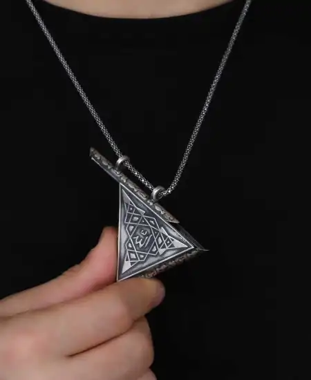 Gümüş Üçgen İçi Açılabilen Allah Muskalık Kolye