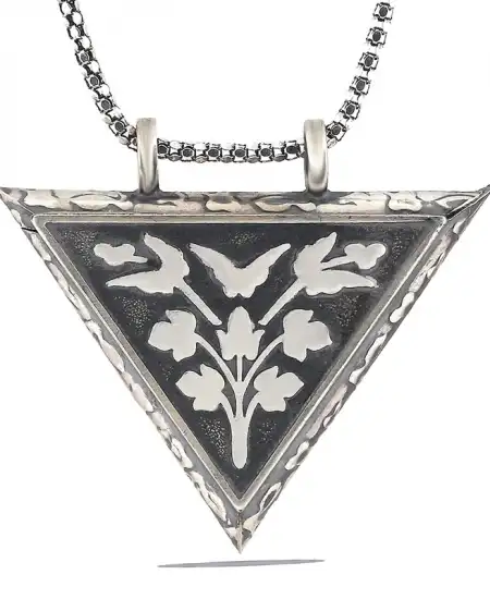 Gümüş Üçgen İçi Açılabilen Çiçek Muskalık Kolye