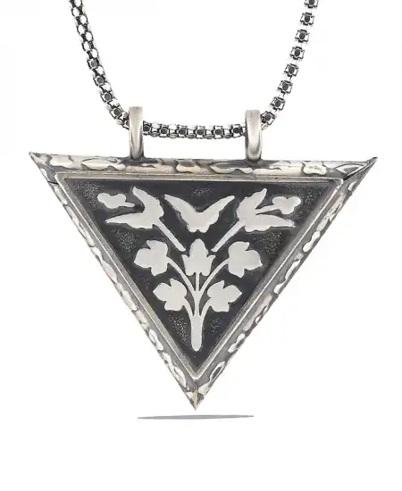 Gümüş Üçgen İçi Açılabilen Çiçek Muskalık Kolye