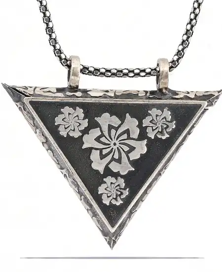 Gümüş Üçgen İçi Açılabilen Çiçek Muskalık Kolye