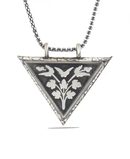 Gümüş Üçgen İçi Açılabilen Çiçek Muskalık Kolye