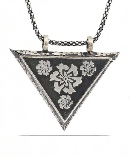 Gümüş Üçgen İçi Açılabilen Çiçek Muskalık Kolye