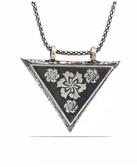 Gümüş Üçgen İçi Açılabilen Çiçek Muskalık Kolye