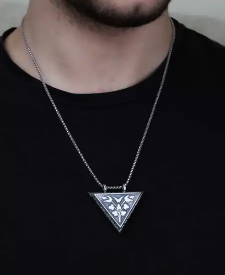 Gümüş Üçgen İçi Açılabilen Çiçek Muskalık Kolye