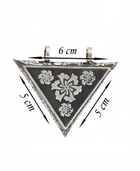 Gümüş Üçgen İçi Açılabilen Çiçek Muskalık Kolye