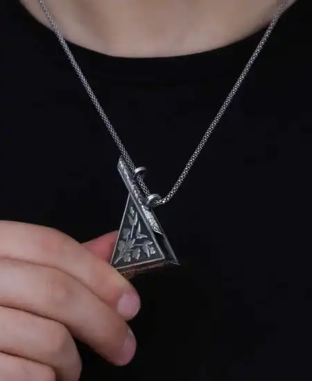 Gümüş Üçgen İçi Açılabilen Çiçek Muskalık Kolye