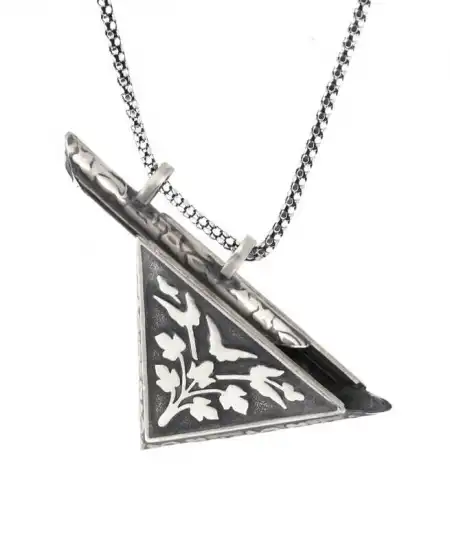 Gümüş Üçgen İçi Açılabilen Çiçek Muskalık Kolye