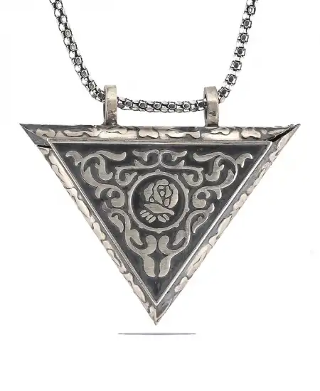 Gümüş Üçgen İçi Açılabilen Gül Muskalık Kolye