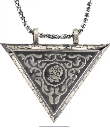 Gümüş Üçgen İçi Açılabilen Gül Muskalık Kolye